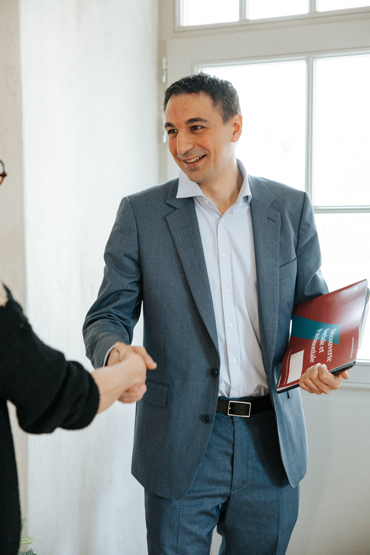 Julien Predal, fondateur du cabinet, accueille un client
